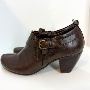 Bare Traps Corynne Ankle Booties 7M Brown Vegan Leather Buckle Detail Comfort